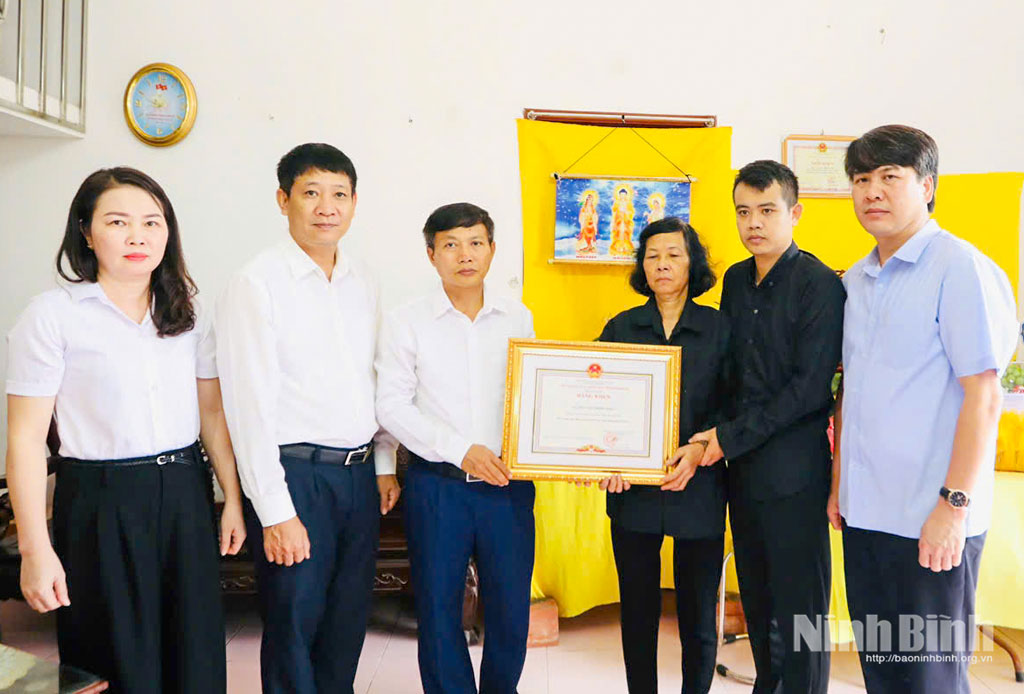 Ninh Bình Truy tặng Bằng khen của Chủ tịch UBND tỉnh cho Đảng viên dũng cảm quên mình cứu người gặp nguy hiểm