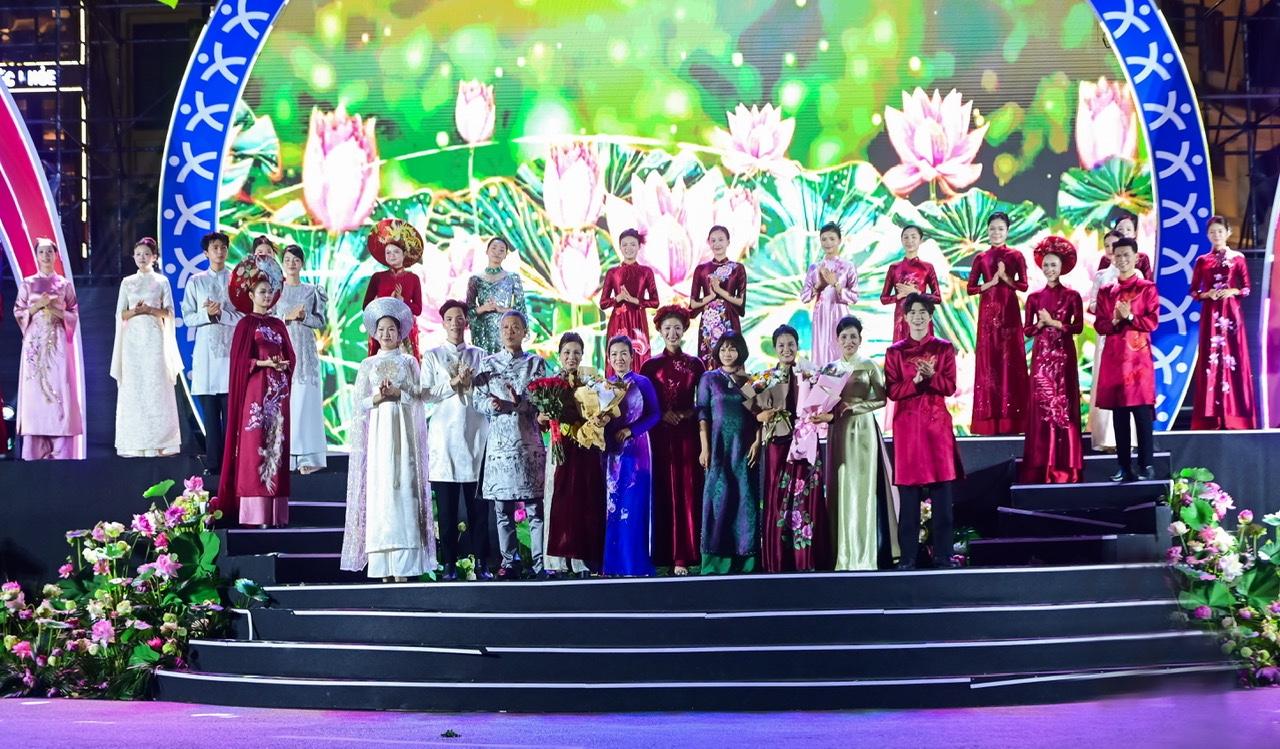 “Tơ Hồng Nguyện Ước” Chuyện tình yêu và hạnh phúc được dệt trên tà áo dài