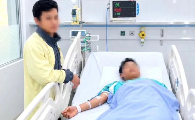 Cứu sống bé trai 14 tuổi bị sét đánh ngưng tim