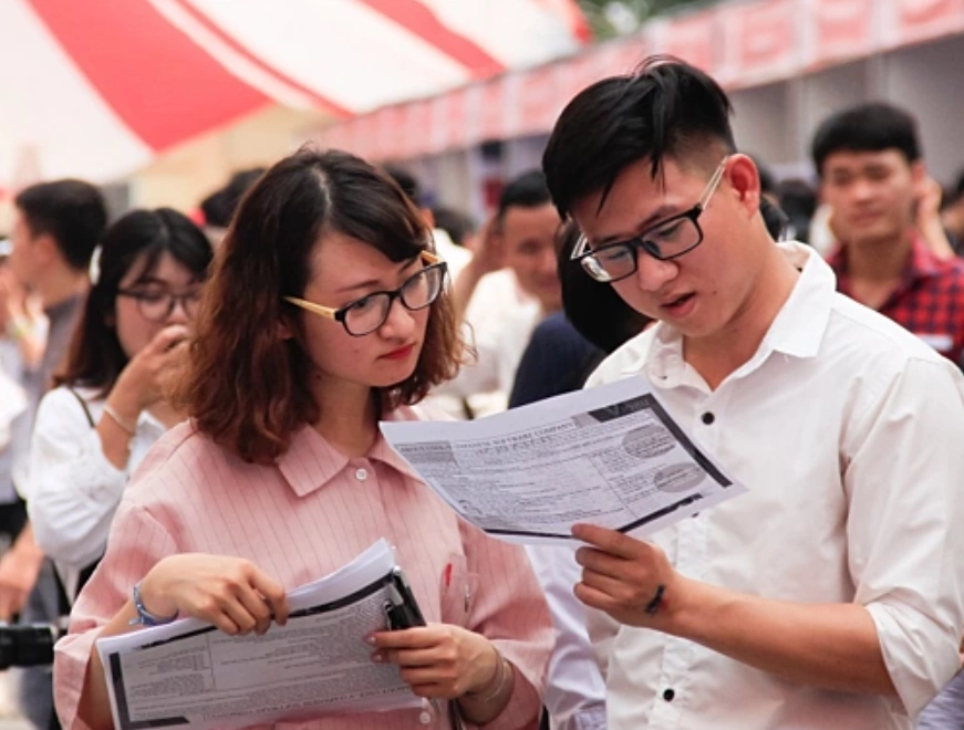 Cứ 3 cử nhân trẻ thì 1 người làm việc không cần trình độ đại học