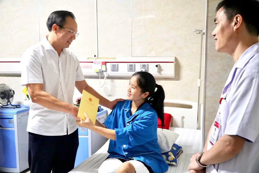 Thứ trưởng Bộ GD ĐT Đoàn Trung Kiên thăm, động viên cô giáo Nghệ An quên mình cứu học trò
