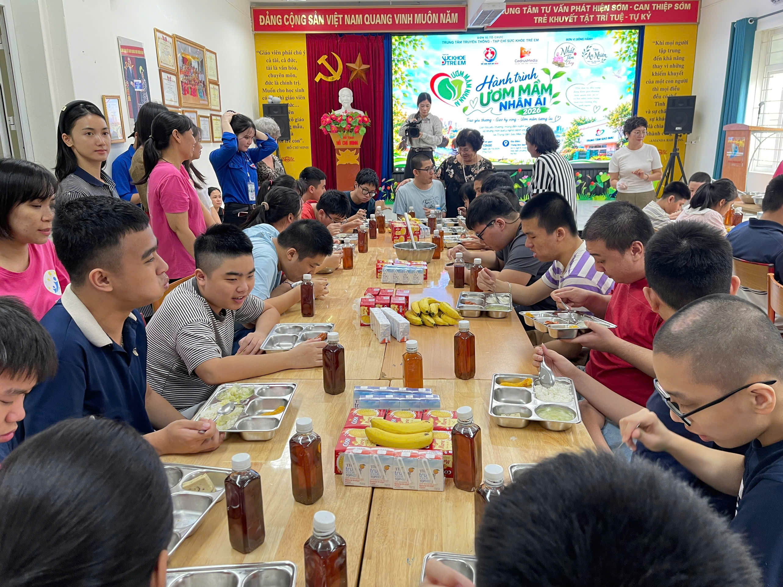 Hơn 200 suất ăn ấm áp nghĩa tình dành tặng trẻ em tại Trung tâm Sao Mai