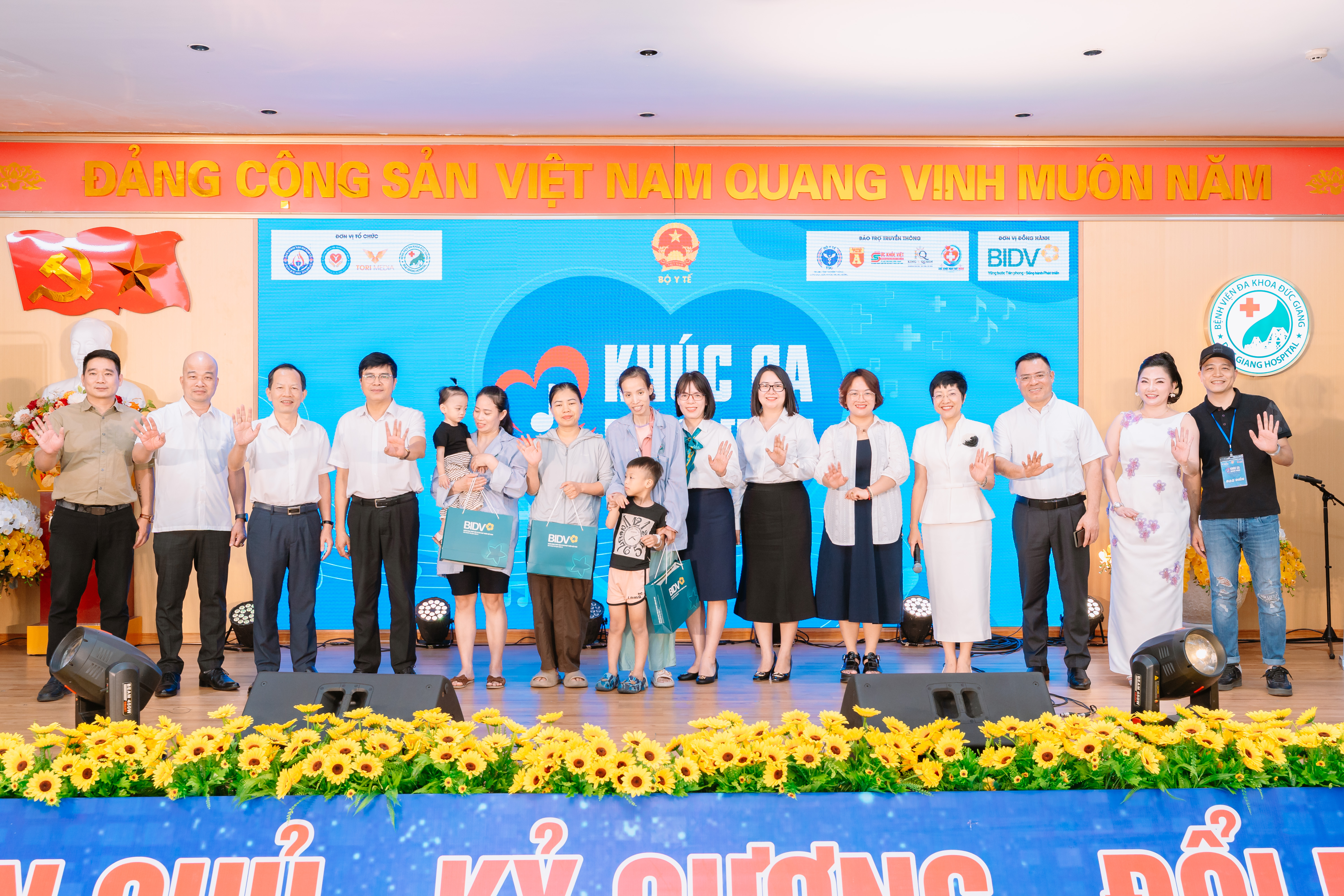 “Khúc ca Blouse trắng” mang giai điệu sẻ chia đến người bệnh tại Bệnh viện Đức Giang