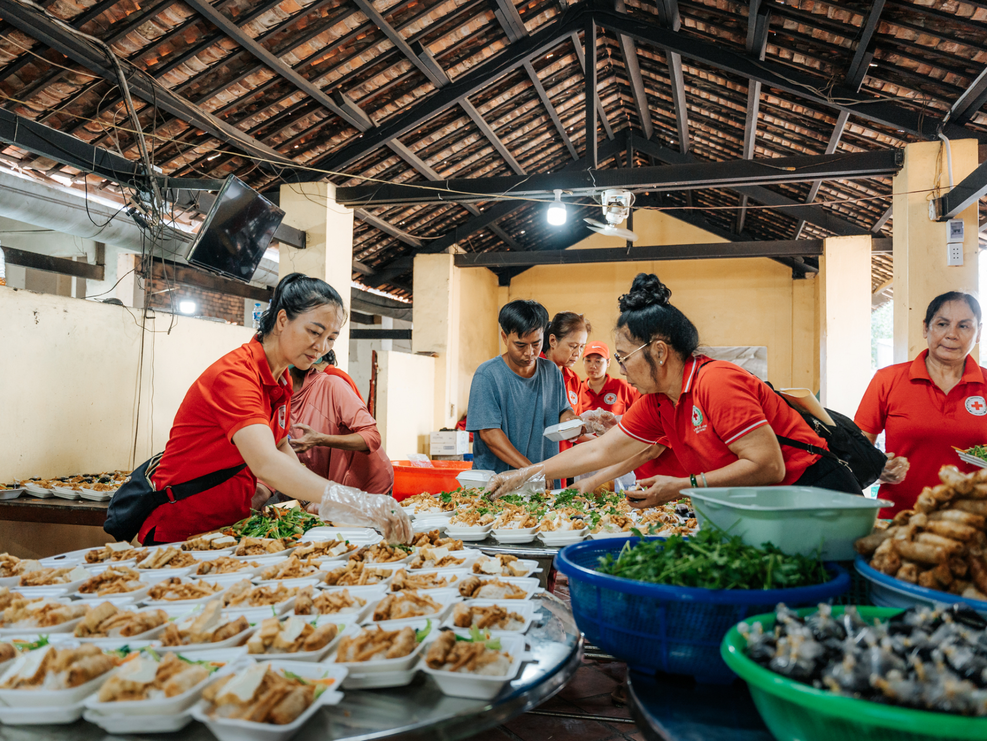 Mọi người trong nhóm “Bếp cơm nghĩa tình” tất bật từ sớm để chuẩn bị thức ăn