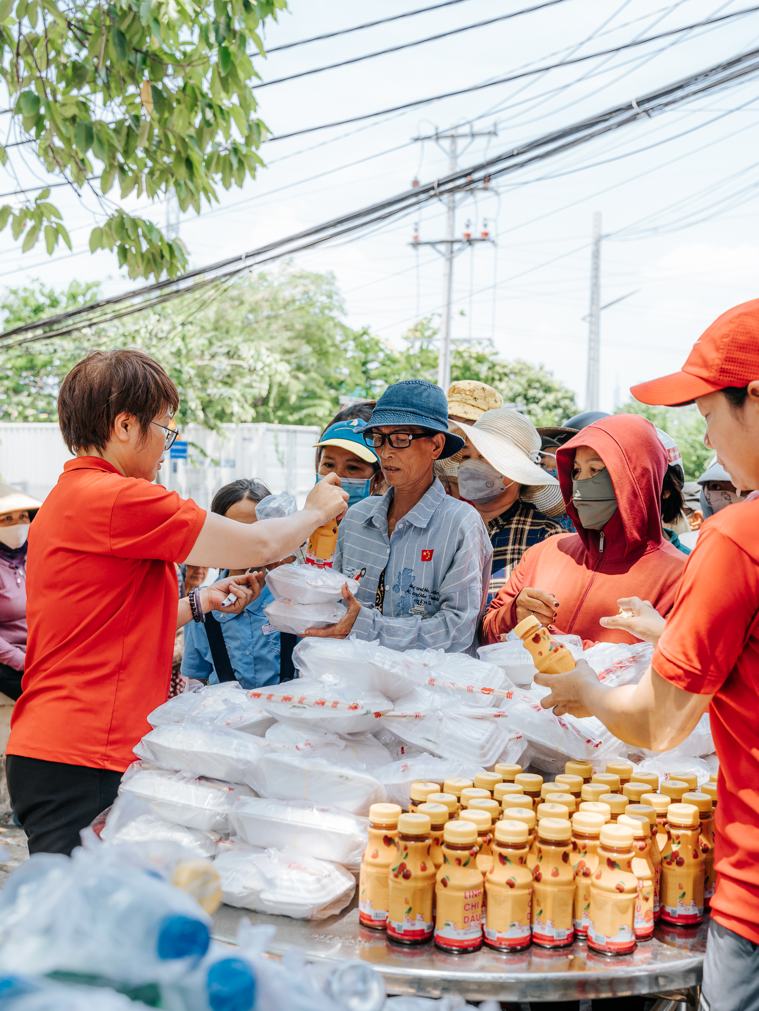 Người dân xếp hàng nhận quà