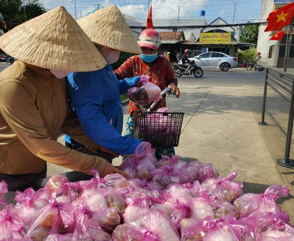 Mỗi đợt, Hội Chữ thập đỏ phường 6, TP.Tân An phát khoảng 200 suất ăn chay cho người dân.