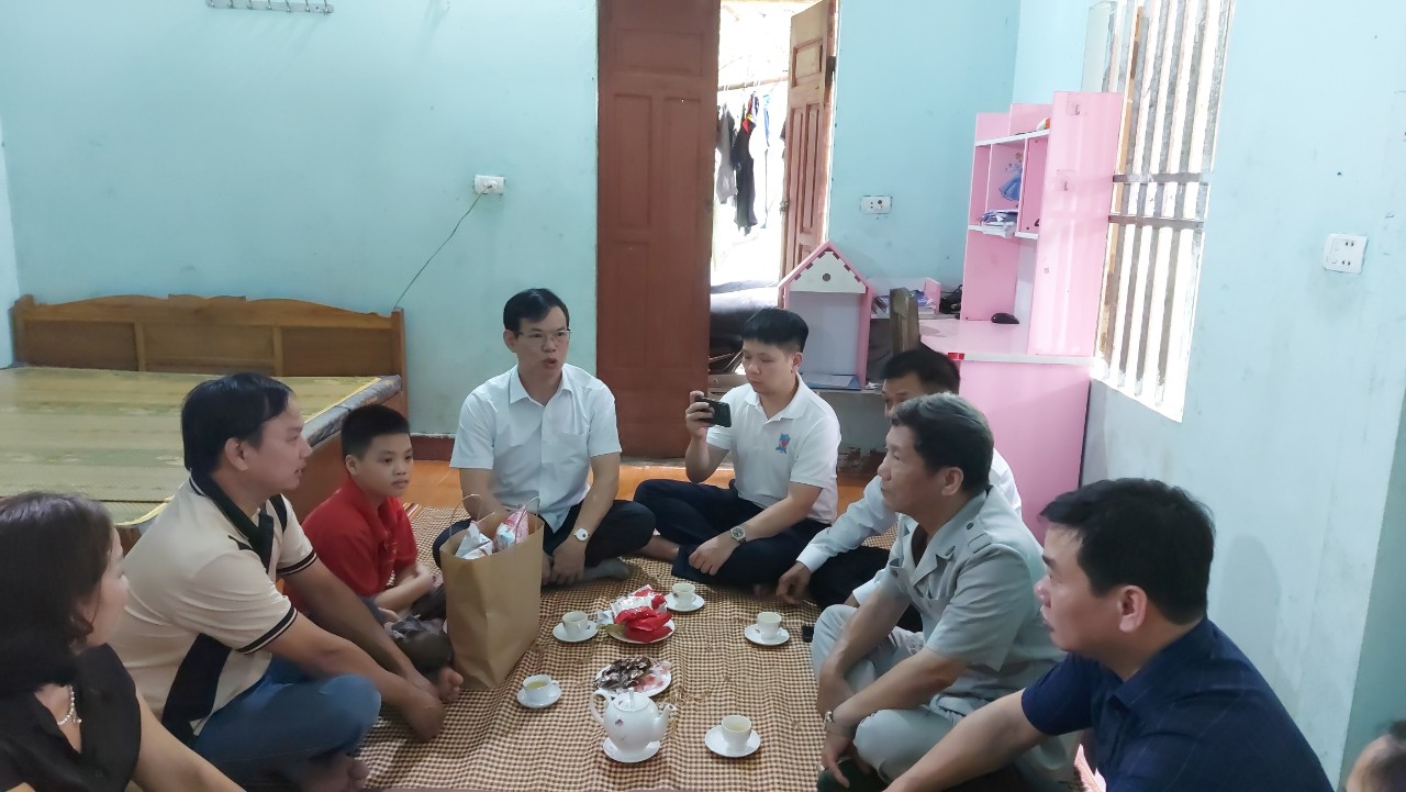 Thăm hỏi và tặng quà cho em Nguyễn Văn Phúc, thôn Việt Tân, thị trấn Việt Quang, huyện Bắc Quang.