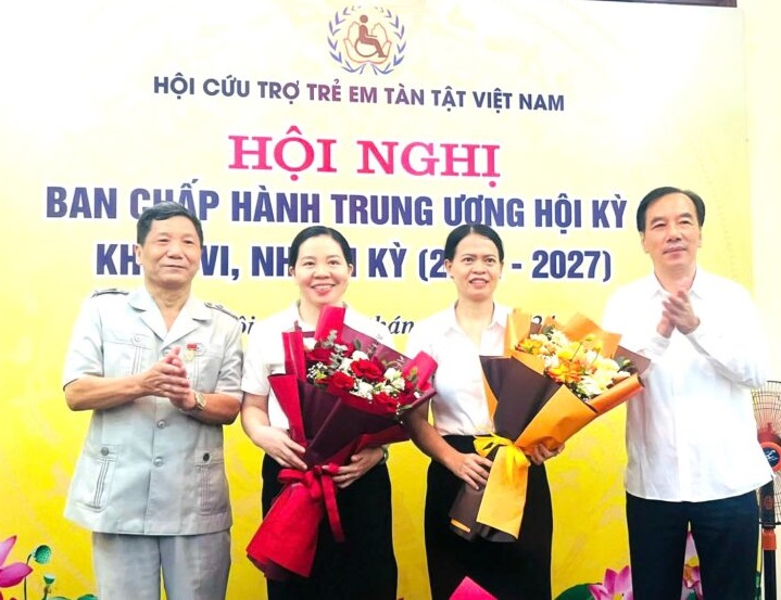 Ông Ngô Sách Thực, Chủ tịch Hội  và ông Đào Vũ Thiết – Phó Tổng thư ký – Trưởng Ban Tổ chức cán bộ Hội Cứu trợ trẻ em tàn tật Việt Nam tặng hoa chúc mừng Chánh, Phó Chánh Văn phòng Trung ương Hội.