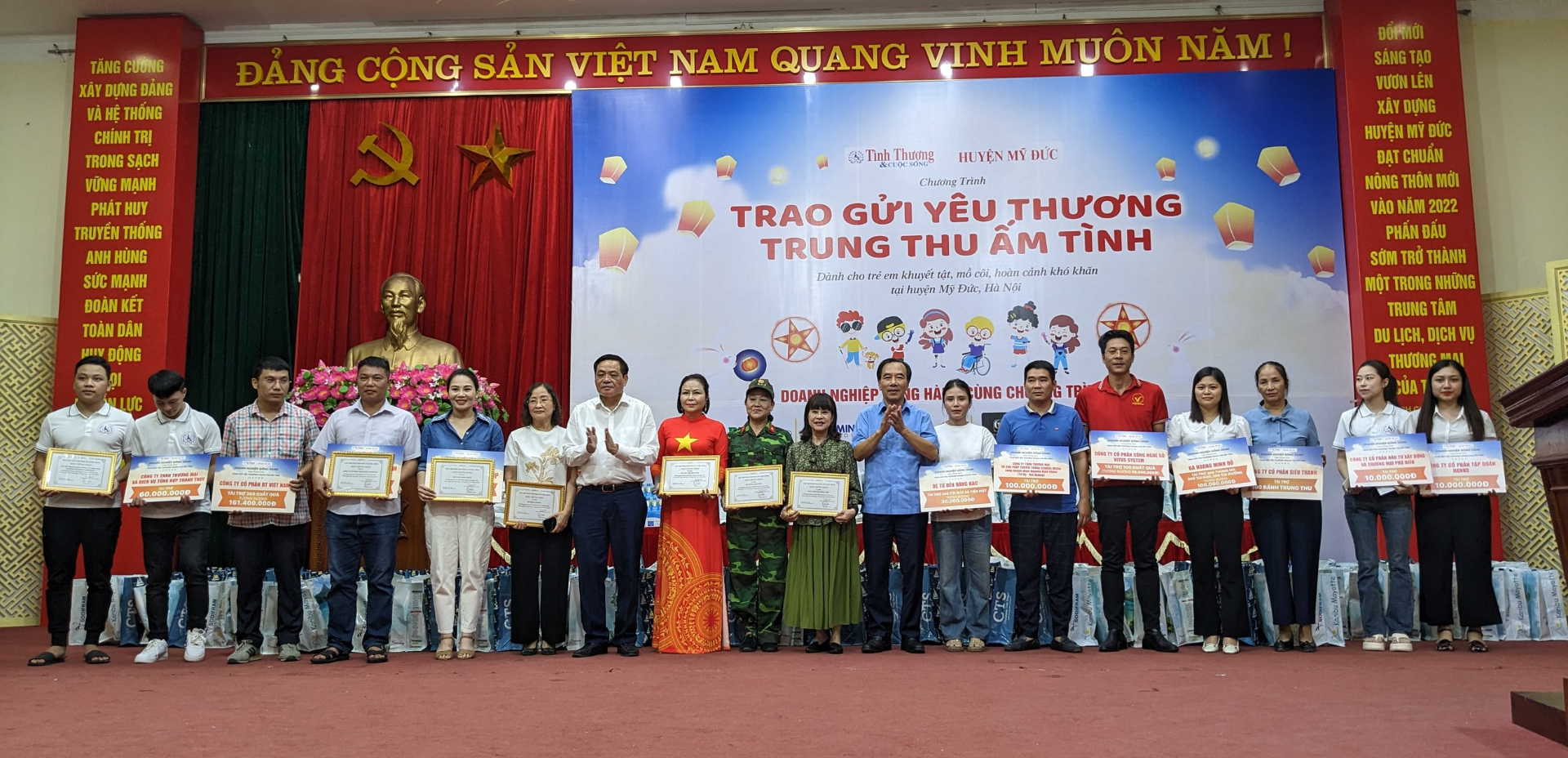 Chủ tịch Ngô Sách Thực (thứ 8 bên phải) và Tổng biên tập Trần Doãn Tiến (thứ 7 bên trái) thay mặt Ban tổ chức trao chứng nhận tài trợ cho các nhà tài trợ và các nhà hảo tâm.