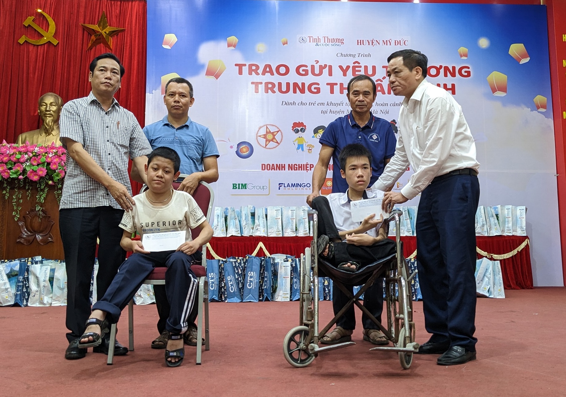 Tổng biên tập Trần Doãn Tiến (bên phải) trao quà cho cháu Đoàn Trang Anh và Tổng biên tập báo điện tử Đảng Cộng sản Việt Nam Nguyễn Công Dũng (bên trái) trao quà cho cháu Hoàng Gia Khánh là hai học sinh khuyết tật luôn là học sinh giỏi.