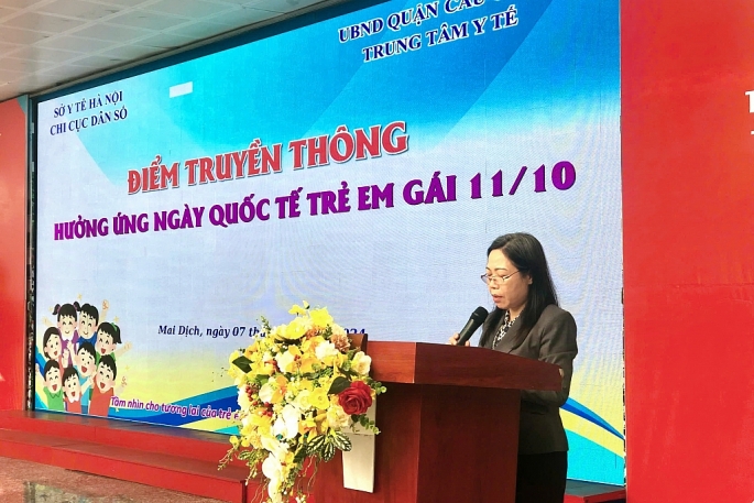 Bà Trịnh Thị Lục - Phó Giám đốc Trung tâm y tế quận Cầu Giấy phát biểu tại điểm truyền thông. Ảnh KTĐT