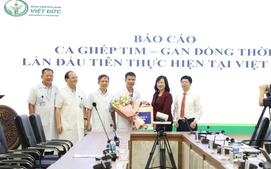 Bộ trưởng Bộ Y tế Đào Hồng Lan chúc mừng các y bác sĩ Bệnh viện Việt Đức. Ảnh: PV