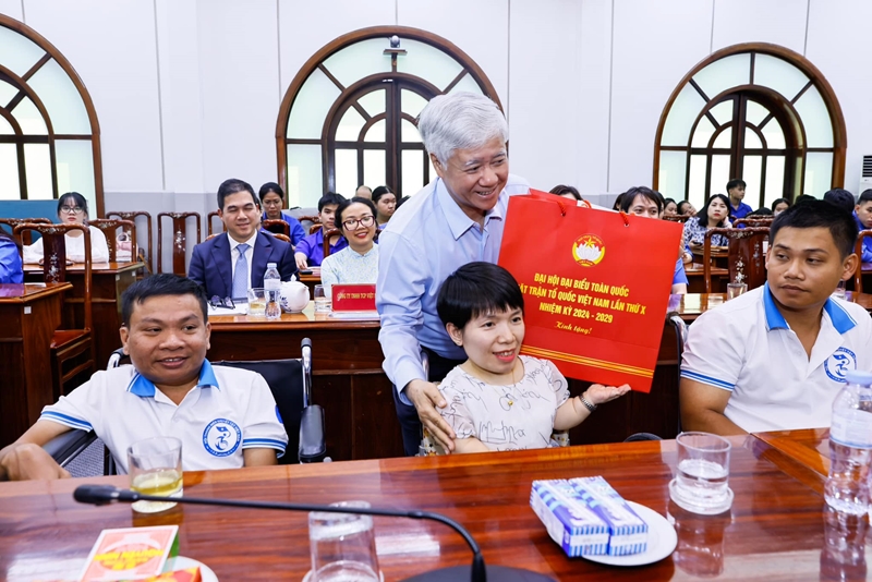 Ủy viên Bộ Chính trị, Bí thư Trung ương Đảng, Chủ tịch Uỷ ban Trung ương MTTQ Việt Nam Đỗ Văn Chiến tặng quà cho gương thanh niên khuyết tật tiêu biểu.