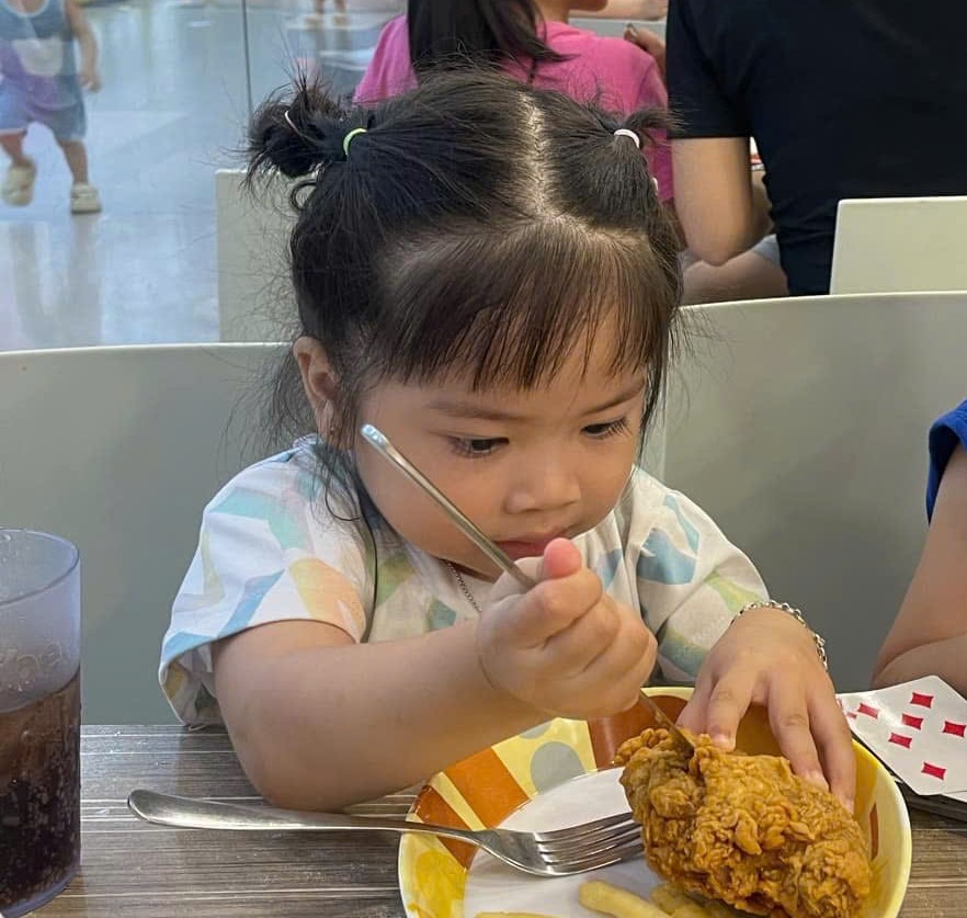 Trẻ dùng nhiều thức ăn nhanh có thể bị đái tháo đường type 2. Ảnh minh họa: Đình Lâm