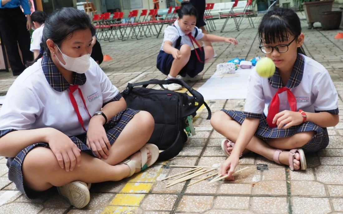 Chơi banh đũa - một trò chơi dân gian thú vị nhưng đang dần bị mai một - Ảnh: T.T