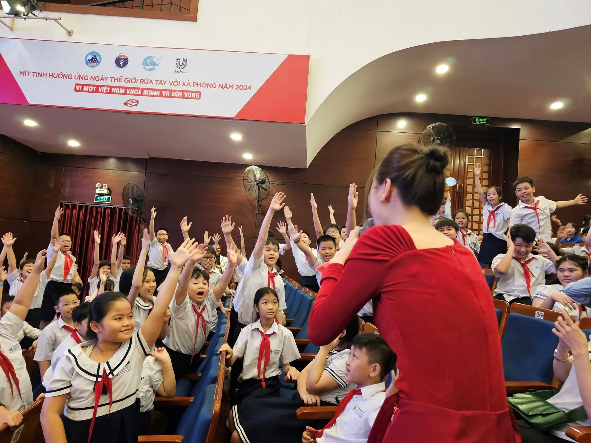 Học sinh TP Đà Nắng hào hứng tại lễ mít tinh nhân Ngày Thế giới rửa tay với xà phòng.