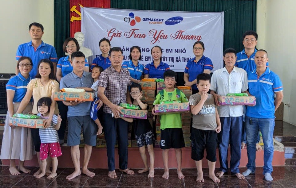 Đại diện GLCMB chi nhánh Bắc Ninh (áo đồng phục màu xanh) trao quà cho trẻ em khuyết tật tại Trung tâm Cứu trợ trẻ em tàn tật thị xã Thuận Thành.