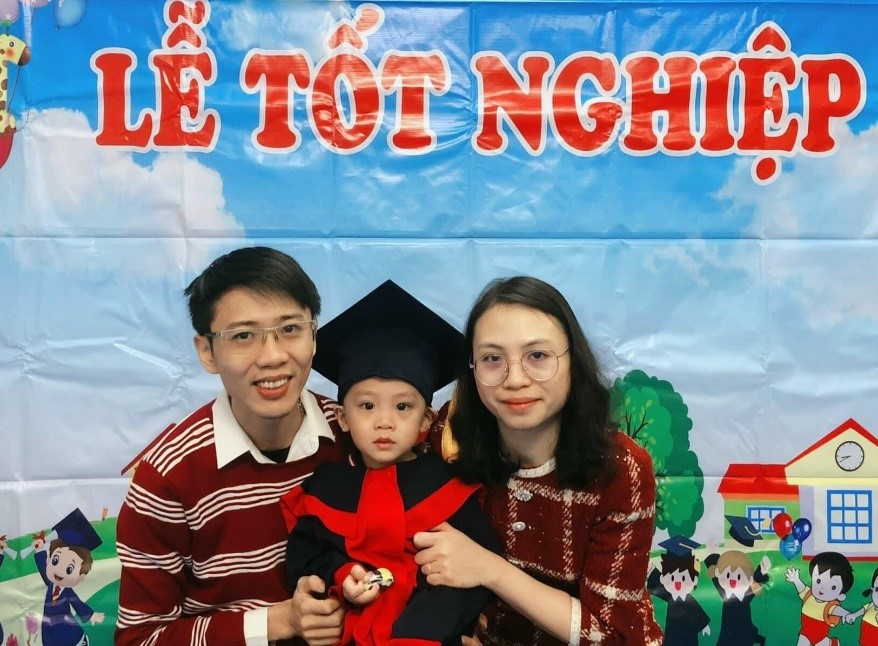 Niềm vui của bố mẹ tại lễ tốt nghiệp – từ nay có thể phần nào an tâm để con đến các lớp học hòa nhập.