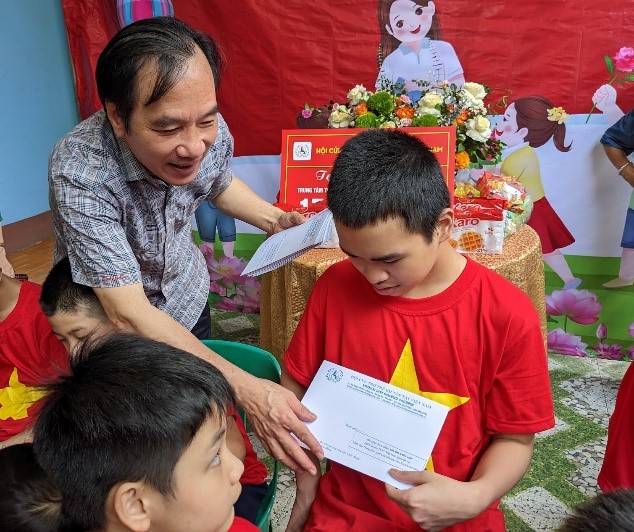 Chủ tịch Ngô Sách Thực tự tay trao quà cho các em học sinh.