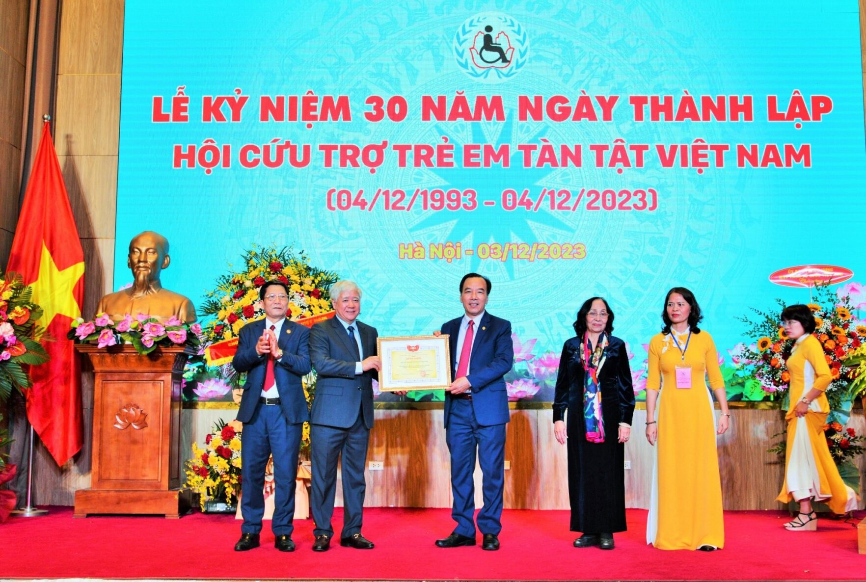 Ông Đào Vũ Thiết (ngoài cùng bên trái dự Lễ Kỷ niệm 30 năm thành lập Hội Cứu trợ trẻ em tàn tật Việt Nam.