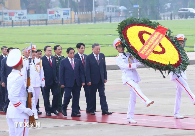 Lãnh đạo Đảng, Nhà nước cùng Đại biểu Quốc hội dự Kỳ họp thứ 8 vào Lăng viếng Chủ tịch Hồ Chí Minh. Ảnh: TTXVN