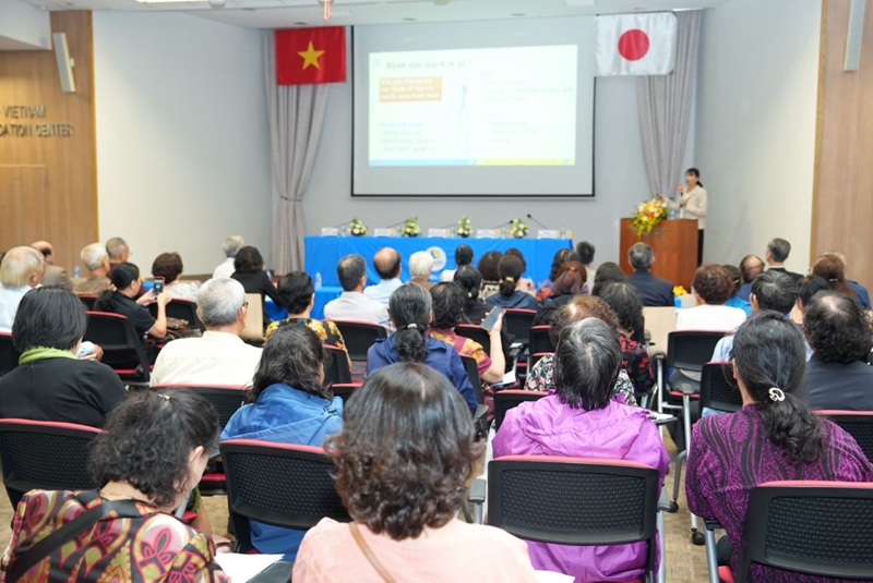 TS.BS Azumi Ishizaki, Bác sĩ chuyên khoa Nội, Hiệp hội Nội khoa Nhật Bản chia sẻ tại Hội thảo.