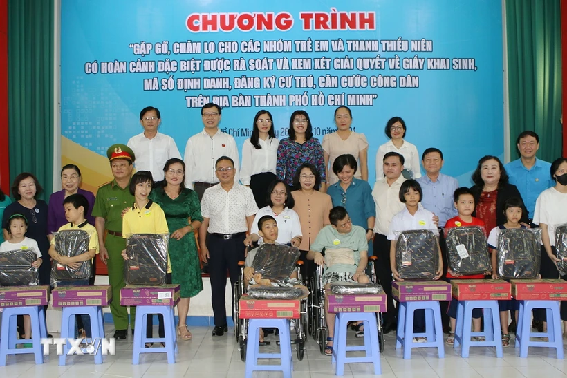 Lãnh đạo Thành phố Hồ Chí Minh tặng quà cho các nhóm trẻ em và thanh thiếu niên có hoàn cảnh đặc biệt. Ảnh: TTXVN