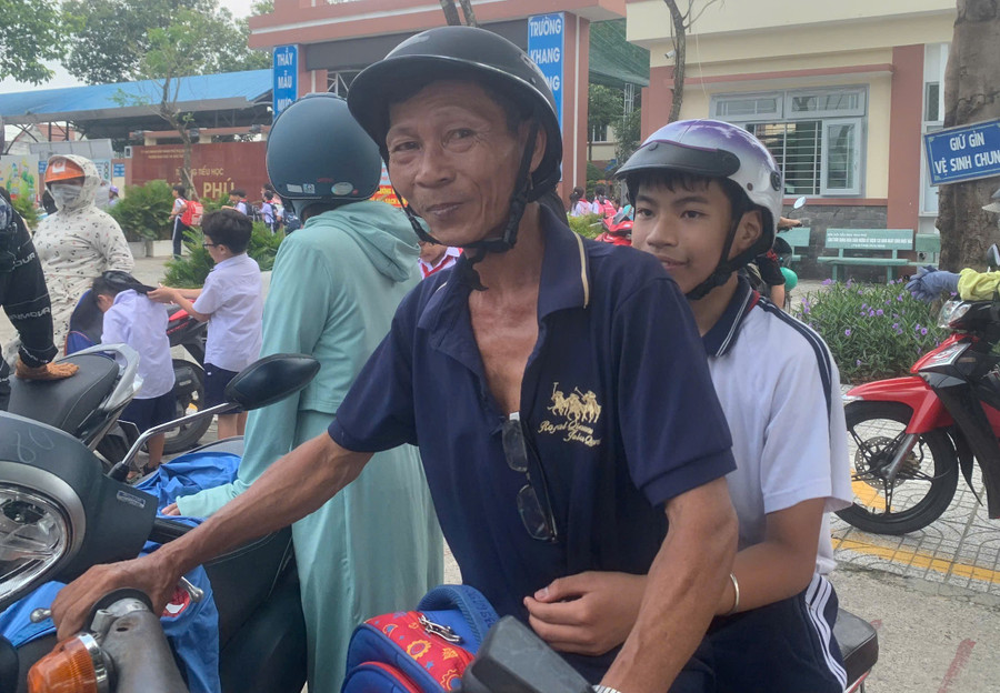 Anh Hồ Văn Minh - phụ huynh Trường Tiểu học Hoà Phú (Thủ Dầu Một, Bình Dương) trong giờ đón con. Ảnh: Yến Nhi