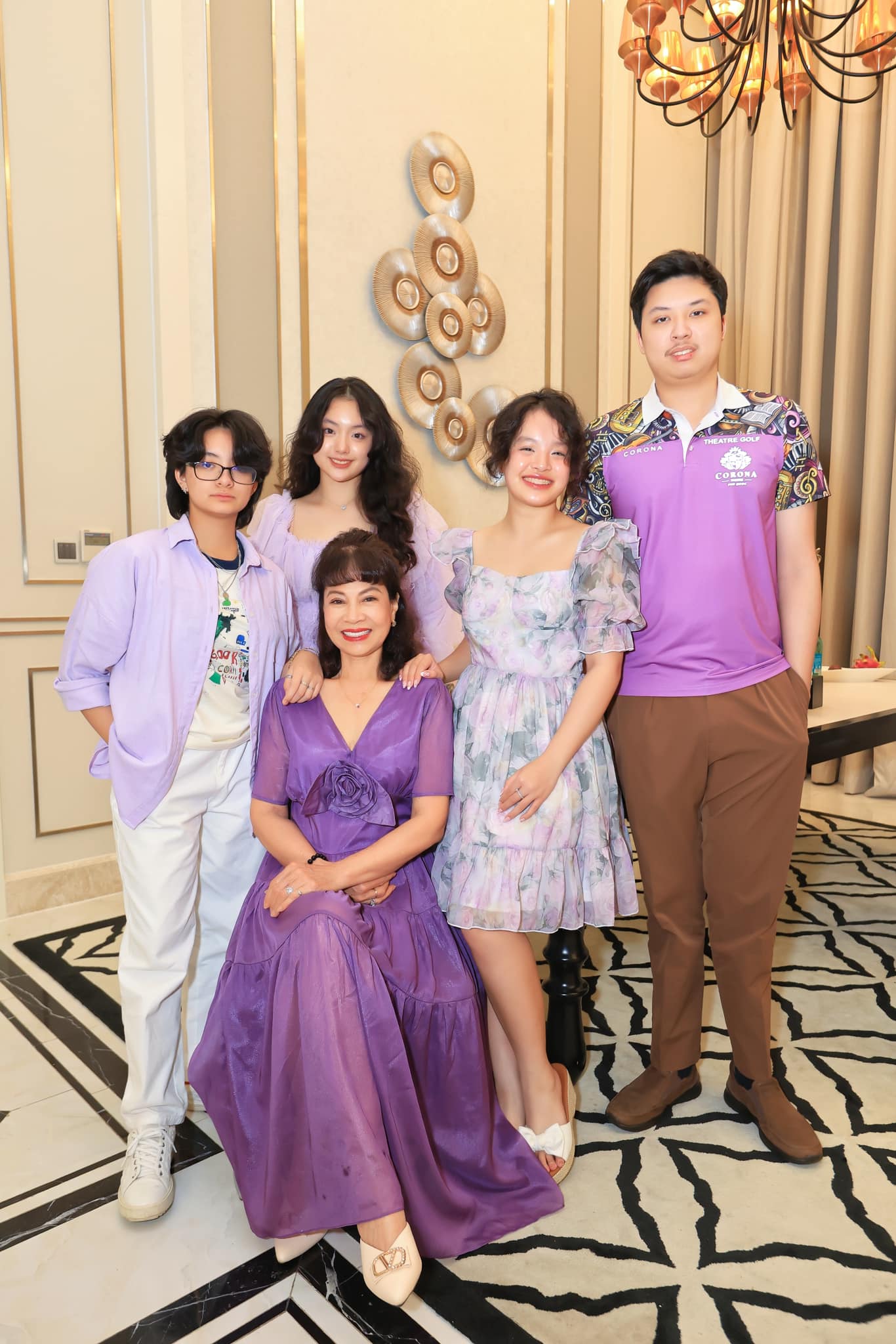 Bà Trần Thị Thu Lan là mẹ của cặp người mẫu song sinh Thúy Hằng - Thúy Hạnh. Ở tuổi ngoài 70, bà Lan được khen có vẻ ngoài trẻ đẹp.