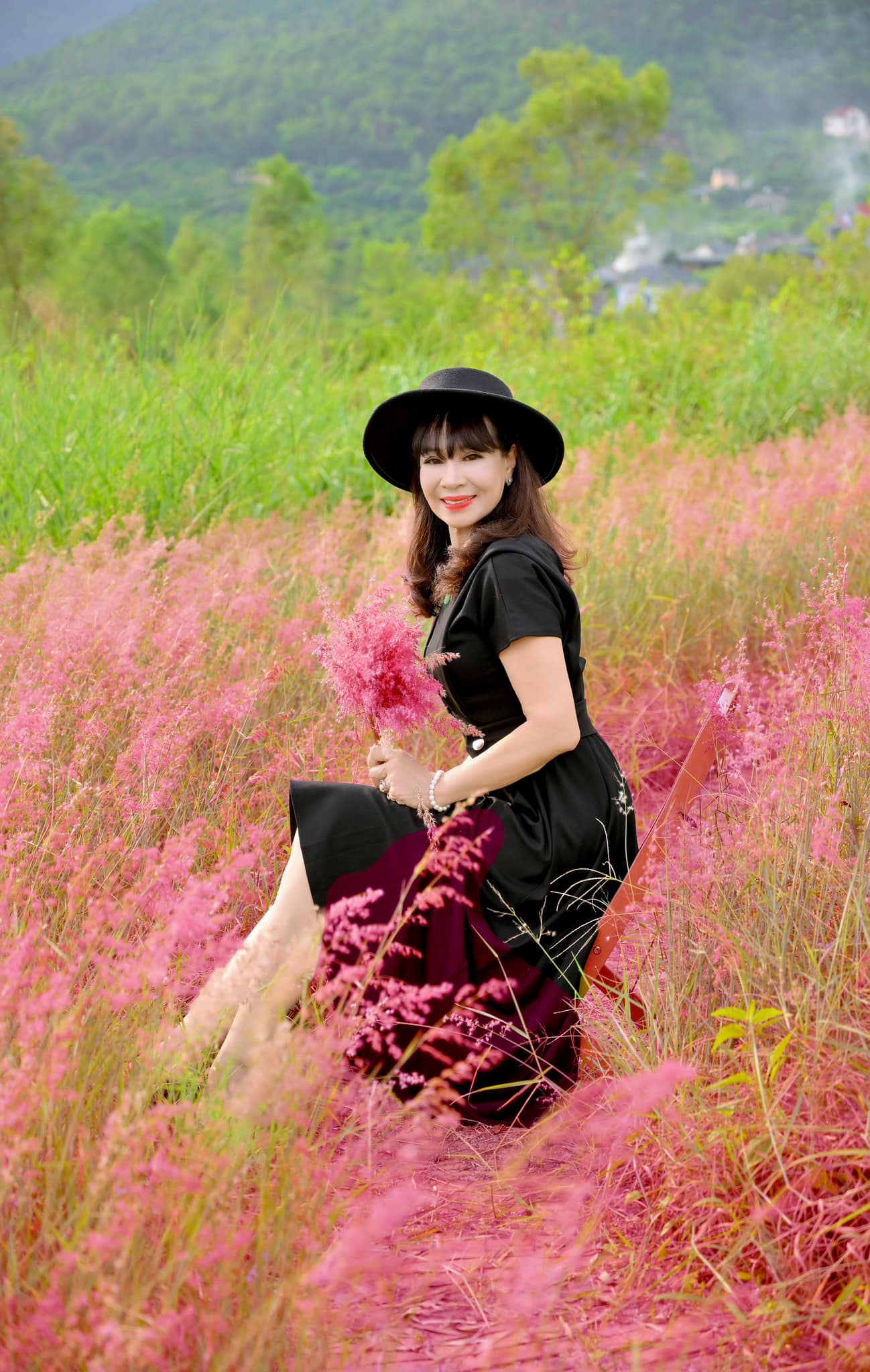 Hiện tại, trên trang Facebook cá nhân của mình bà thường đăng tải lối sống nhẹ nhàng thanh tịnh, cùng những hình ảnh đẹp bên cạnh gia đình và bạn bè.