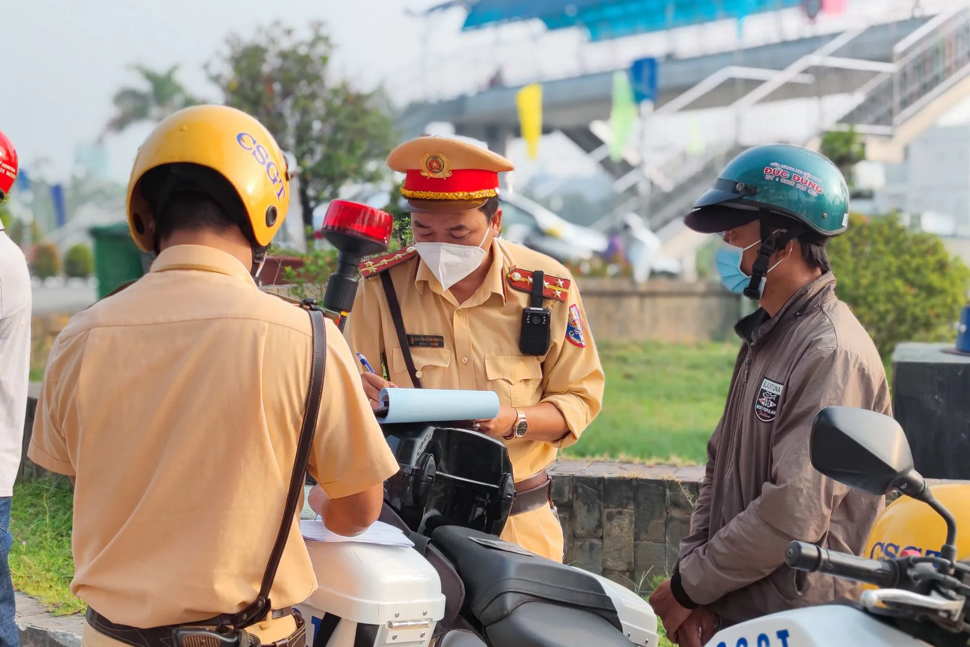 Cảnh sát xử phạt người vi phạm giao thông.