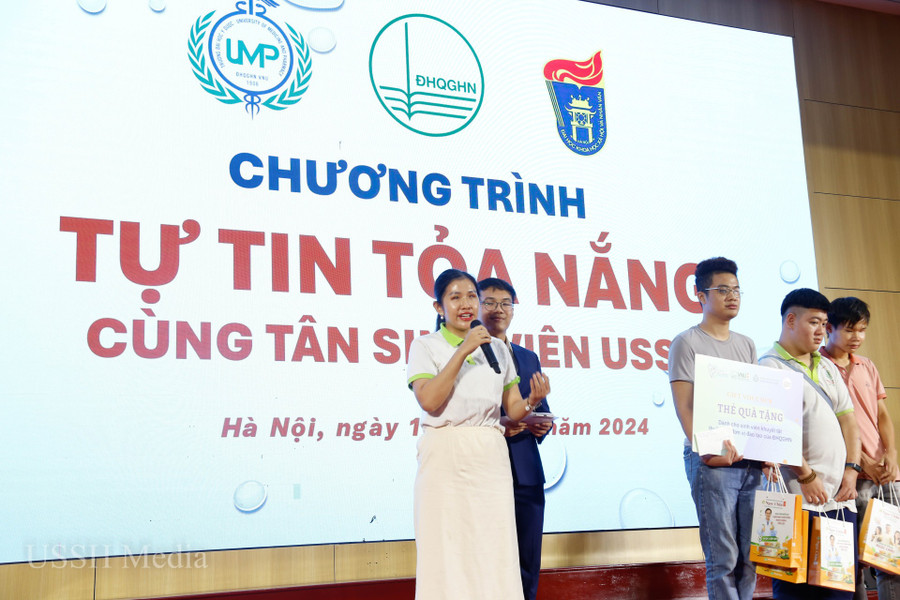 Hải Anh chia sẻ cảm xúc khi được tặng thẻ khám tại Chương trình “Tự tin tỏa nắng cùng tân sinh viên”. Ảnh: Trường ĐH Khoa học Xã hội và Nhân văn (ĐH Quốc gia Hà Nội)