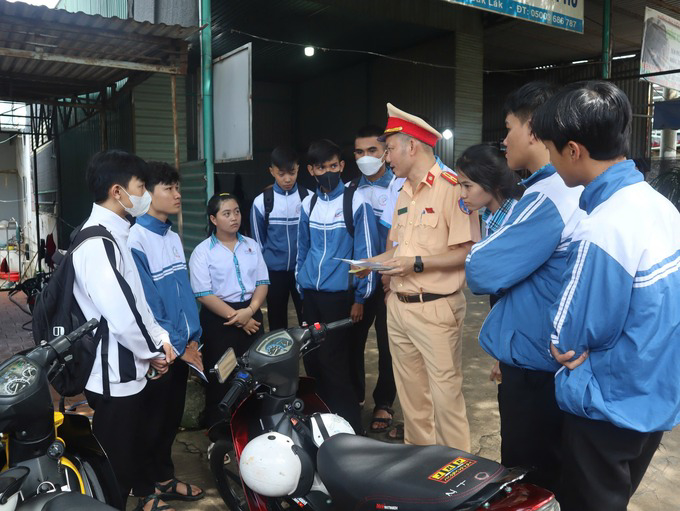 Cán bộ Phòng Cảnh sát giao thông - Công an tỉnh tuyên truyền cho học sinh trên địa bàn xã Hòa Phú, TP. Buôn Ma Thuột các quy định của pháp luật về an toàn giao thông