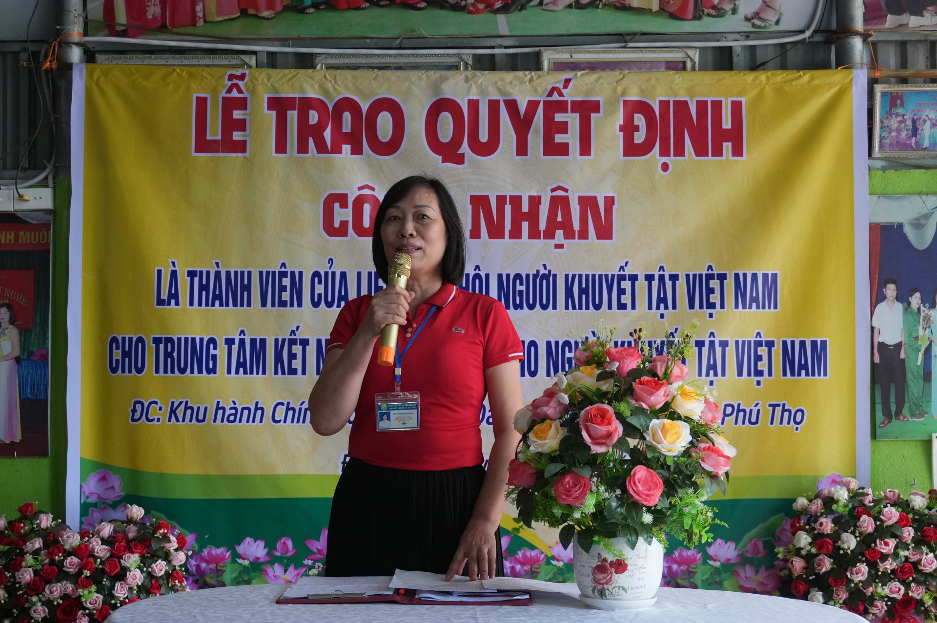 Bà Nguyễn Thị Kim Oanh - nguyên Giám đốc TT Chính trị huyện Đoan Hùng, Trưởng ban cố vấn – Trưởng phòng xây dựng quỹ Trung tâm phát biểu tuyên bố lý do, giới thiệu đại biểu.