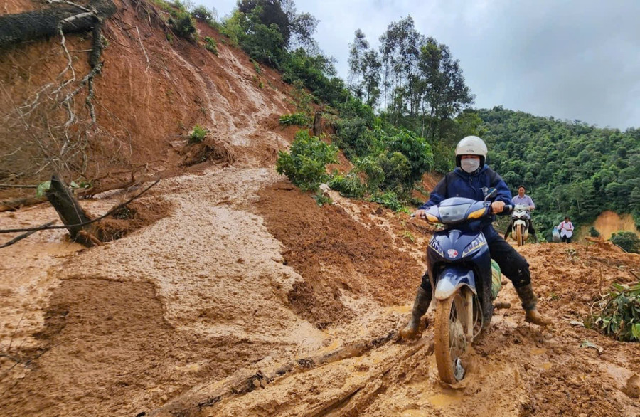 Các cô giáo mầm non vượt bùn đất, sình lầy đến điểm trường Co Muông dạy chữ.