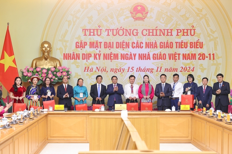 Thủ tướng Phạm Minh Chính và đại diện các nhà giáo tiêu biểu năm 2024 tại buổi gặp