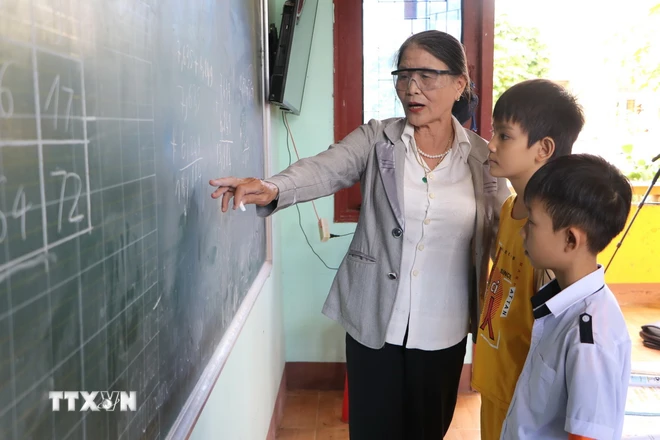 Cô Trương Thị Thu Cúc, xã Hành Minh, huyện Nghĩa Hành, giảng bài cho học sinh. (Ảnh: Đinh Hương/TTXVN)