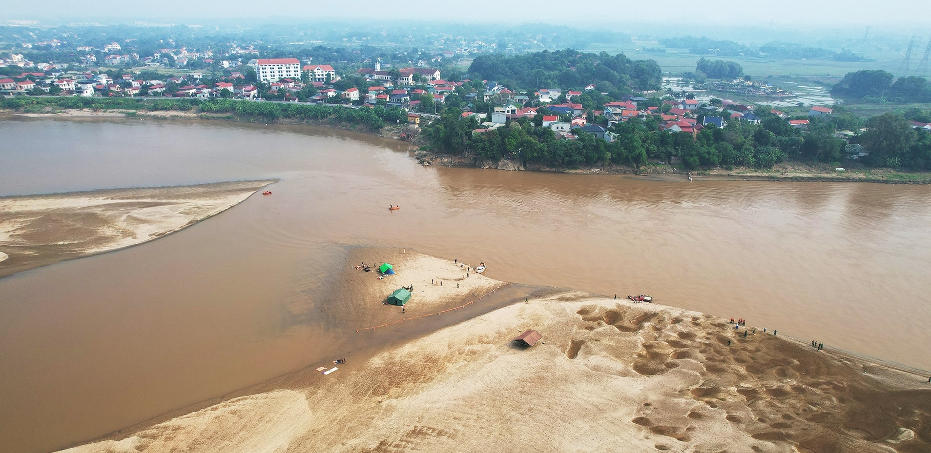 Lực lượng chức năng đã tìm thấy 5 thi thể học sinh ở xã Hiền Quan. Ảnh: Đức Hoàng