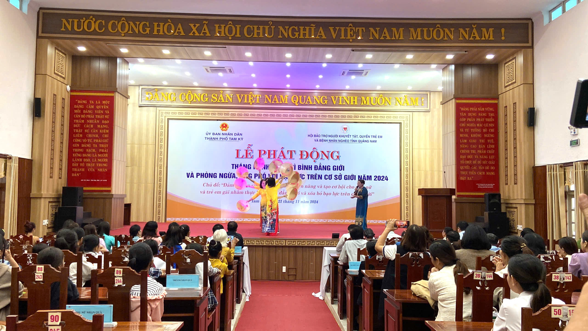 Tiết mục văn nghệ tham gia tại Lễ phát động Tháng hành động vì bình đẳng giới và phòng ngừa, ứng phó với bạo lực trên cơ sở giới năm 2024 - do Hội Bảo trợ Người khuyết tật, Quyền trẻ em và Bệnh nhân nghèo tỉnh Quảng Nam phối hợp với UBND Thành phố Tam Kỳ tổ chức sáng ngày 21/11/2024.