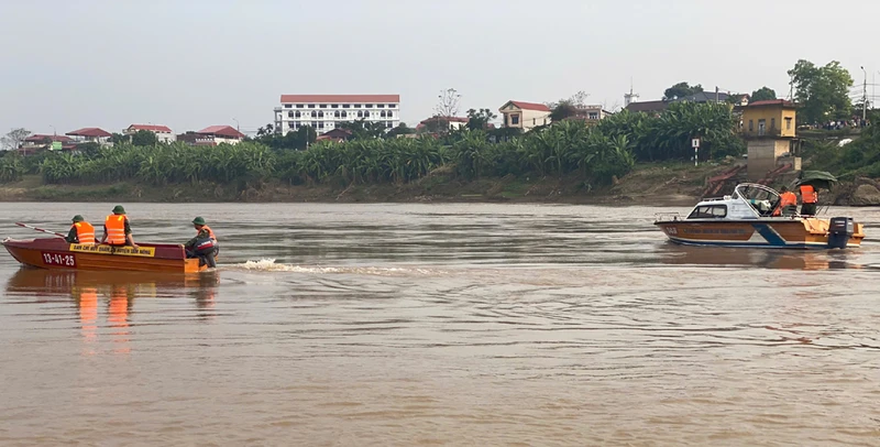 Bộ Chỉ huy Quân sự tỉnh Phú Thọ huy động nhiều lực lượng, phương tiện để tìm kiếm các học sinh mất tích do đuối nước. (Ảnh nhandan.vn)