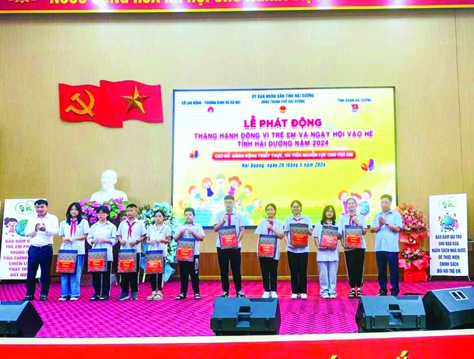 Lãnh đạo tỉnh Hải Dương tặng quà cho trẻ em nhân Tháng hành động vì trẻ em năm 2024