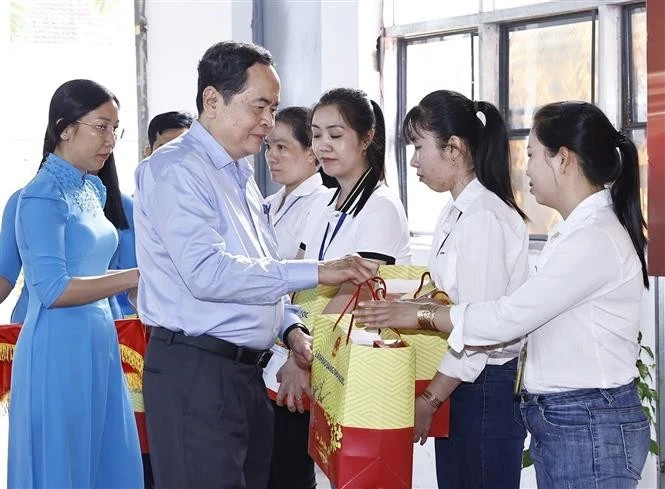 NA Chairman visits, presents Tet gifts to the poor, policy beneficiaries in Hau Giang