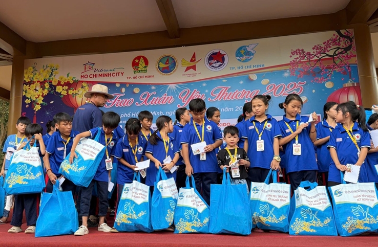 3,000 Tet gifts given to orphans and disabled children