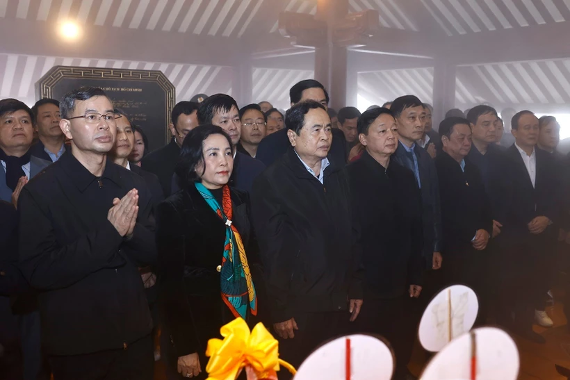 NA Chairman offers incense in tribute to President Ho Chi Minh