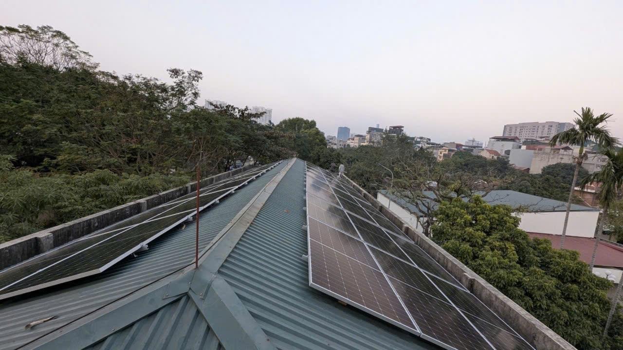 Cau Giay district presents solar power system to Birla Children s Village in Hanoi