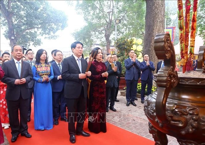 State President, OVs offer incense at Thang Long Imperial Citadel