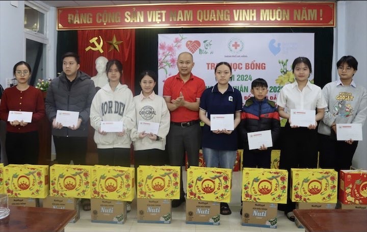 52 disadvantaged students in Da Nang received scholarships from Sweden’s C A A A