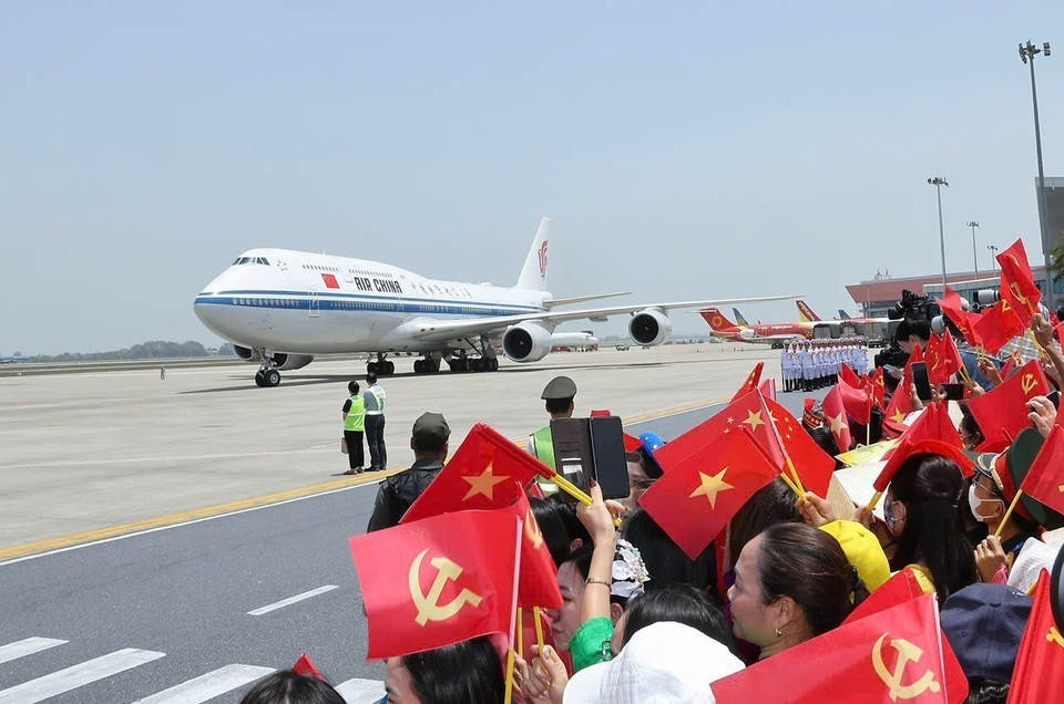 Top Chinese leader arrives in Hanoi, begins state visit to Vietnam