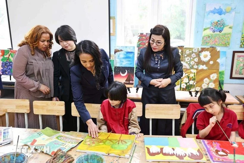Spouses of Vietnamese, Ethiopian PMs visit Nguyen Dinh Chieu secondary school