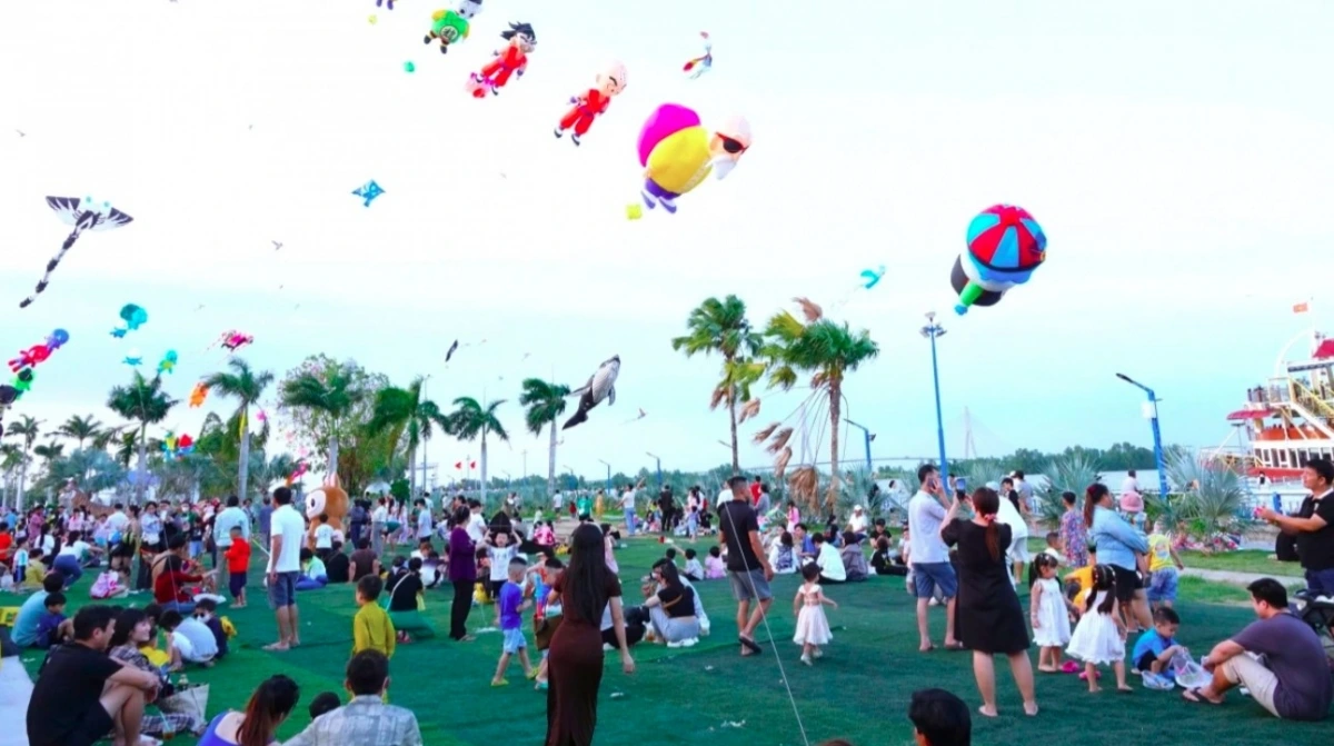 Giant kites brighten the sky of Can Tho